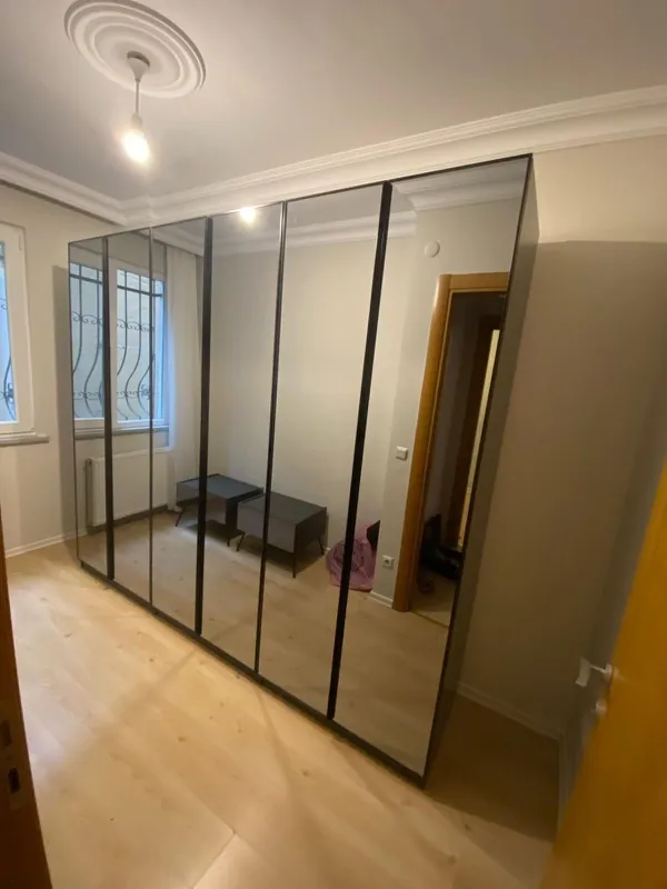 Boy aynalı gardırobun hizalanmış kapak montajı