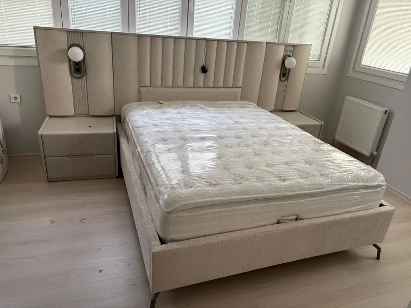 Yüksek başlıklı yatak takımının duvara sabitlenmiş montajı