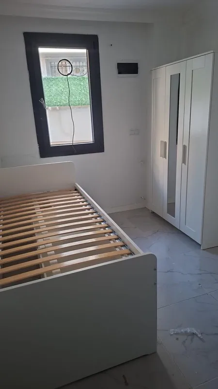 Depolama çekmeceli karyolanın montajı