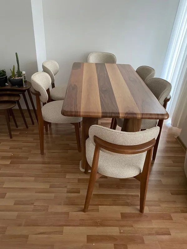 Ceviz kaplama yemek masasının ayak montajı