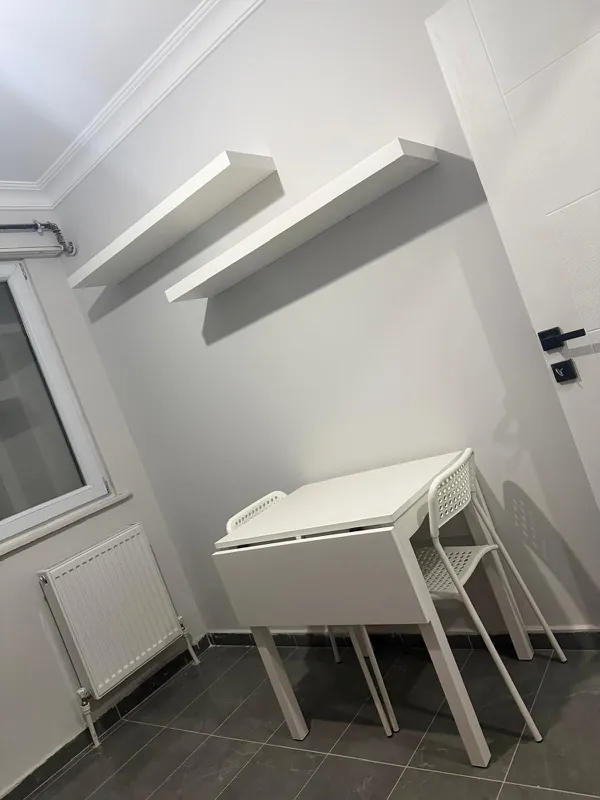 Duvar rafı ve çalışma masasının birlikte montajı