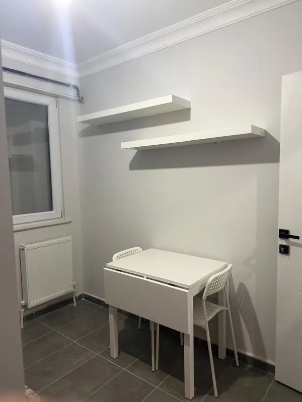 Duvar rafı ve masa düzeninin kurulumu