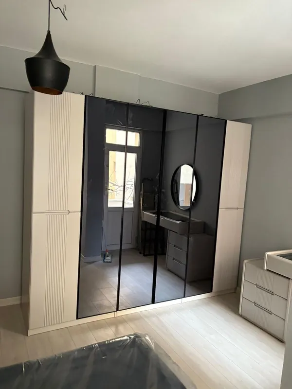 Füme aynalı sürgülü gardırobun ray ayarı yapılmış hâli