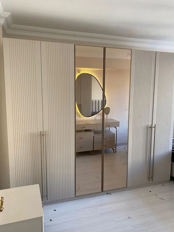 Gardırop kapağına monte edilmiş ayna paneli detayı