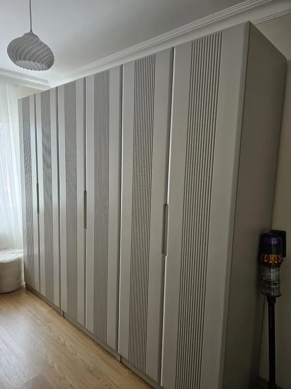 Lamine kapaklı altı bölmeli gardırobun tamamlanmış montajı
