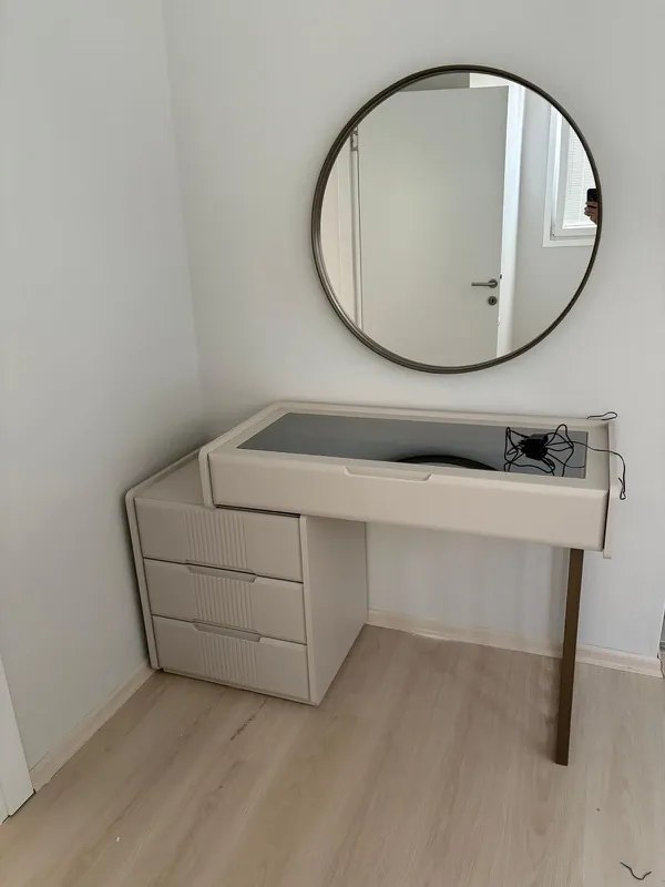Aynalı makyaj masası ve taburesinin montajı