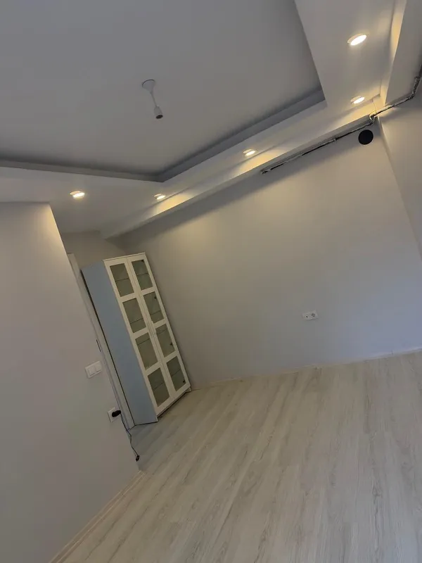 Raflı vitrin dolabının terazili kurulumu