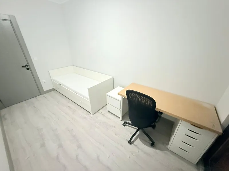 Yatak ve gardırobun birlikte kurulduğu yatak odası takımı