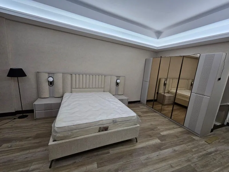 Gardırop, yatak ve komodinden oluşan tam yatak odası takımı