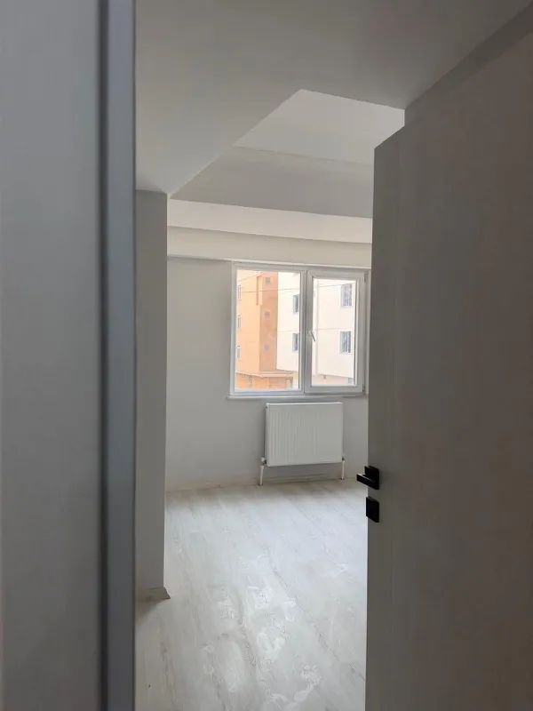 Yatak başlığı ve şifonyerin tamamlanmış montajı