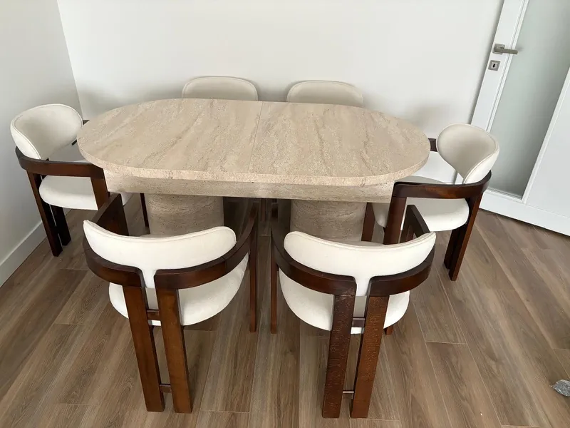 Altı kişilik yemek masası takımının kurulumu